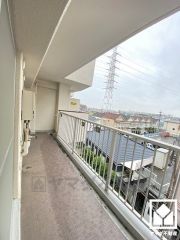 南向きバルコニーで陽当たり、風通し良好。広々としているため、お洗濯物をたっぷりと干す事ができます。