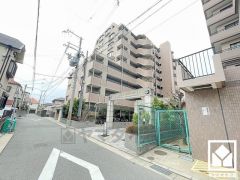 宅配ボックスも完備しています。留守でも安心、荷物の受け取りをスムーズに。