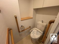 明るく清潔感溢れるトイレです。正面・左右に手すりが設置されておりバリアフリーにも配慮された構造で、立ち座りが楽になります。
