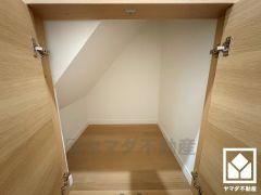 空間を無駄なく活用、階段下の賢い収納。