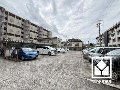 現在敷地内駐車場は空き無しとなっておりますが、空き状況は変動いたしますので、詳細は弊社スタッフまでお気軽にお問い合わせください。