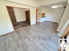 和の趣を大切にしながら、現代のライフスタイルにも調和する美しい琉球畳の和室。シンプルで洗練された空間が、暮らしに心地よいゆとりをもたらします。