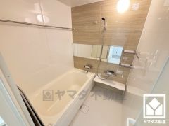 1日の疲れを癒す浴室でゆったりリフレッシュ。ナチュラルな木目調のアクセントパネルは落ち着いた雰囲気を演出してくれます。