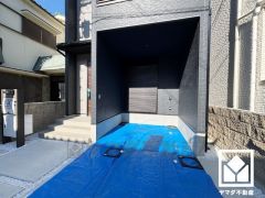 駐車スペース確保。玄関のそばで荷物の上げ下ろしができるので便利です。EVコンセントもございます。