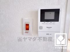 突然の来訪時でも安心なモニター付きインターホンを完備。お留守番中のお子様でも簡単に来訪者の確認ができます。