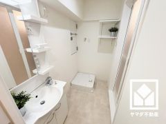 室内洗濯機置場がございますので、天候に左右されず洗濯していただけます。上部に棚があるので消耗品などをスッキリ置けるのも嬉しいポイント。