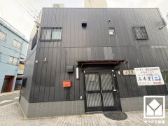 福知山線「塚口」駅まで徒歩約8分、阪急電鉄神戸線・伊丹線「塚口」駅まで徒歩約21分の立地。