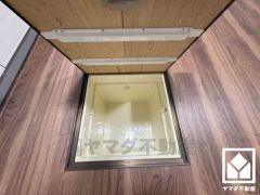 キッチンには床下収納がございます。災害時の非常食や食料品のストックなども保存できます。