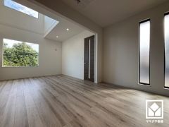 リビングは一部吹抜けとなっています。自然光を取り込む、開放感あふれる暮らし。大きな窓から隅々まで光が降り注ぐ、明るく心地の良い空間。