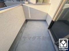 南側・西側の2面バルコニーで陽当たり、風通し良好です。バルコニーが3か所ございますので、お洗濯物もたっぷりと干す事ができます。