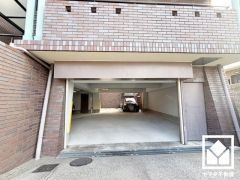 「ライフ夙川店」まで徒歩6分、「セブンイレブン西宮夙川店」まで徒歩4分など、お買い物施設が徒歩圏内に複数あり便利な住環境です。