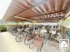 屋根付きの駐輪場・バイク置場を完備。雨や風、直射日光からお乗り物を守ることができます。（自転車：月額200円、バイク50cc以上：月額500円）