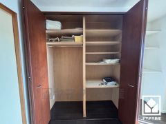 クローゼットは奥行きがあるので、収納力も申し分ありません。棚も多く設置されており、整理整頓がしやすい設計になっています。