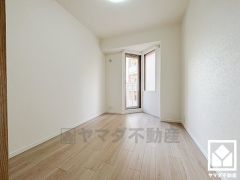 約5.2帖の東側洋室です。独立した居室なのでプライベートな時間をゆったり過ごせそうです。