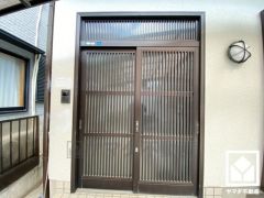 格子戸や欄間の窓から光が差し込み、外出時にも帰宅時にも、明るい気持ちになれる玄関です。