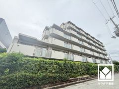 自然と調和するデザインが魅力。四季折々の風景に溶け込む、心地よい住まい。