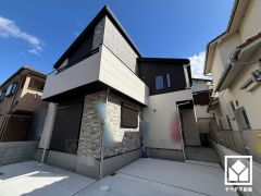 落ち着いた色合いと直線的な美しさが調和したモダンな外観。帰るたびに安心感を感じられる佇まい。